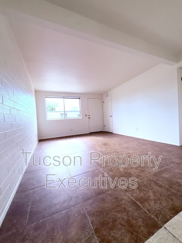 4235 E. Lee Street – photo 5