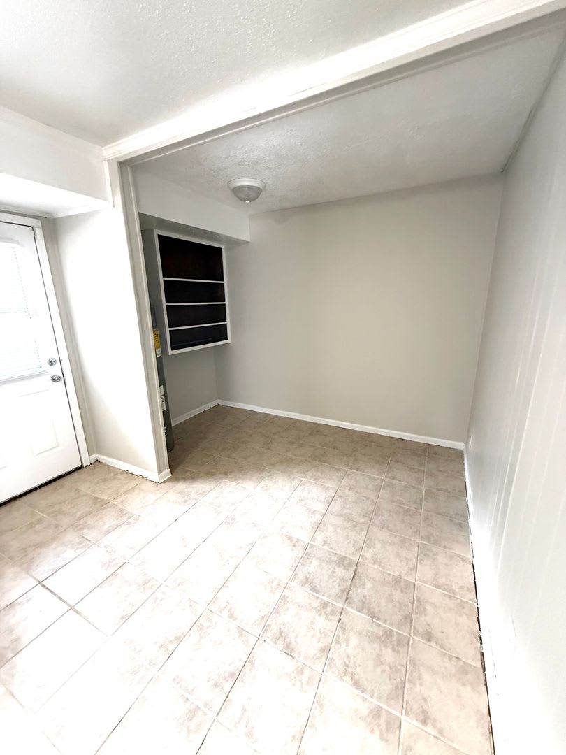 ** 3 bed 1.5 bath located in Regency park ** to schedule a self-tour – photo 4