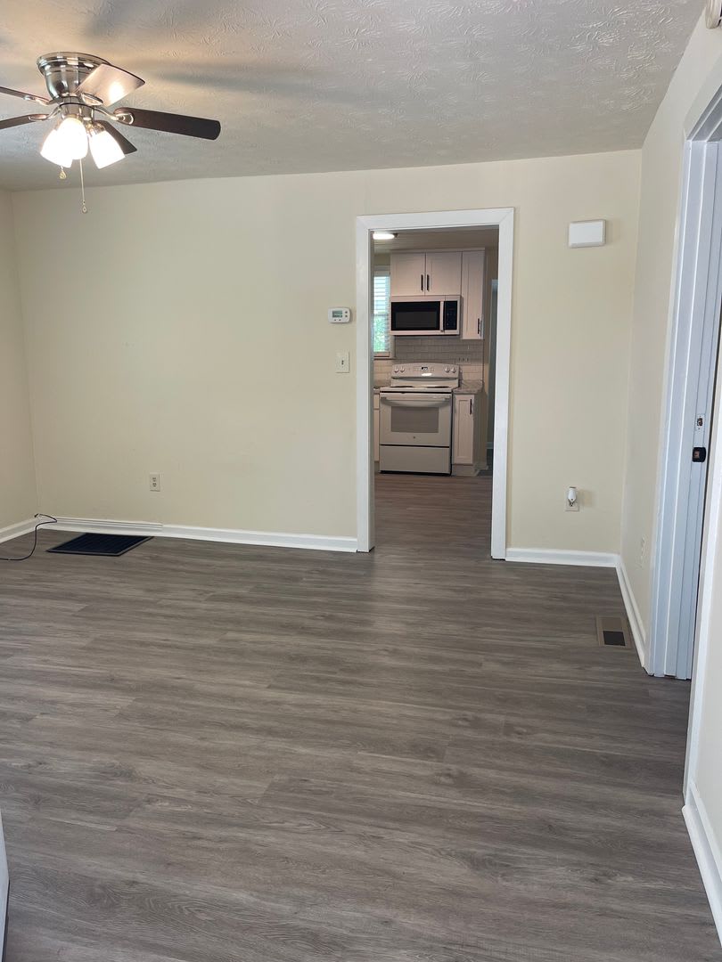 Charming Fully Renovated 2BR/1BA Near Both Hospitals – Washer/Dryer Included! – photo 4