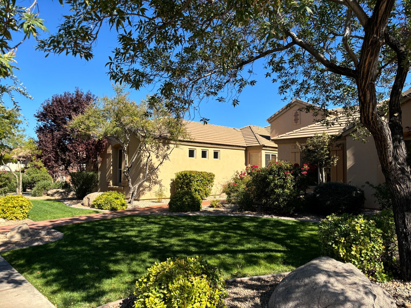 Short term lease! Coral Canyon on Golf Course with POOL- FURNISHED & PARTIALLY FURISNHED OPTION – photo 2