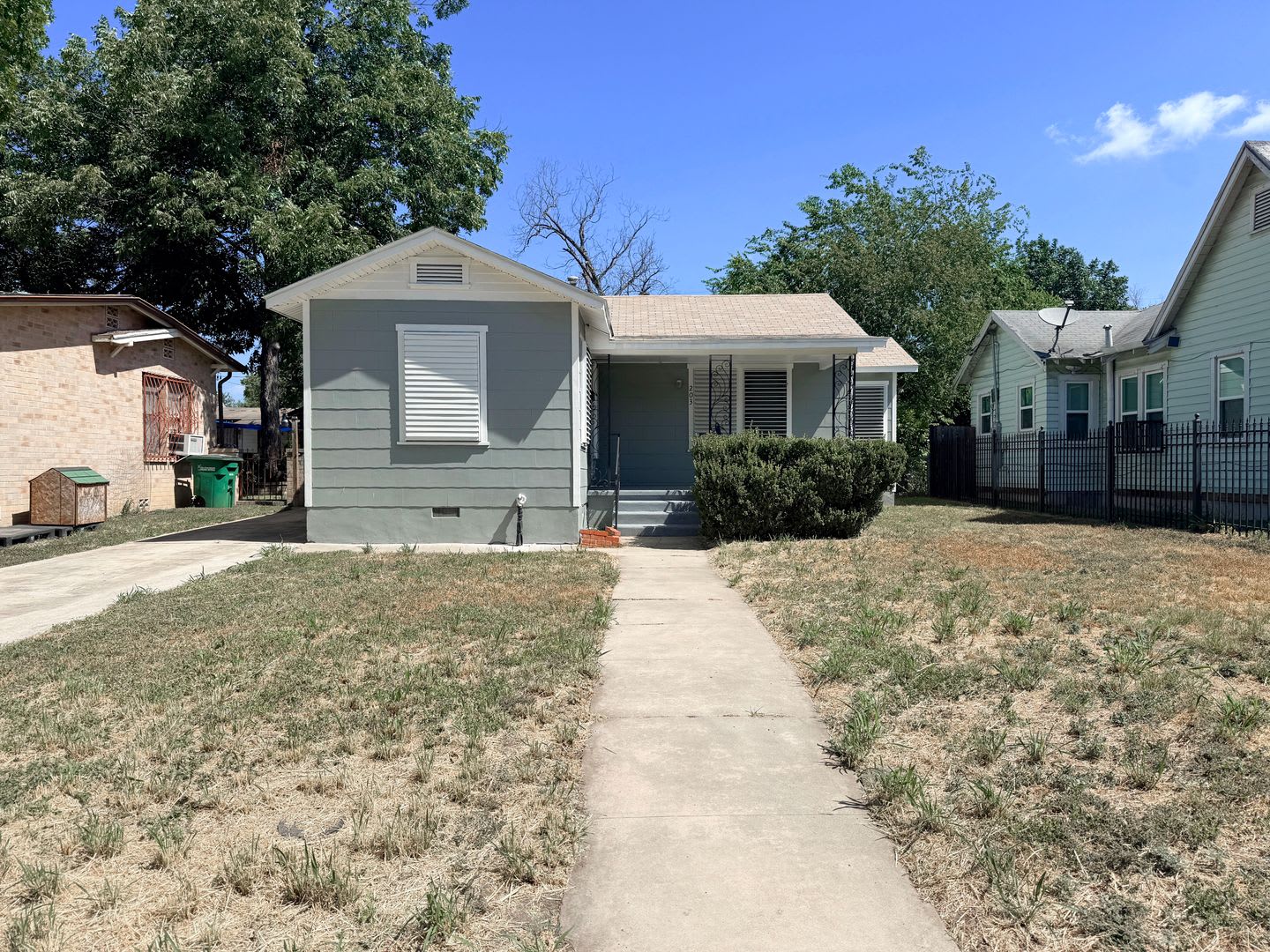 Cute 2 Bedroom 1 Bath Home In Hot Wells Area – photo 1