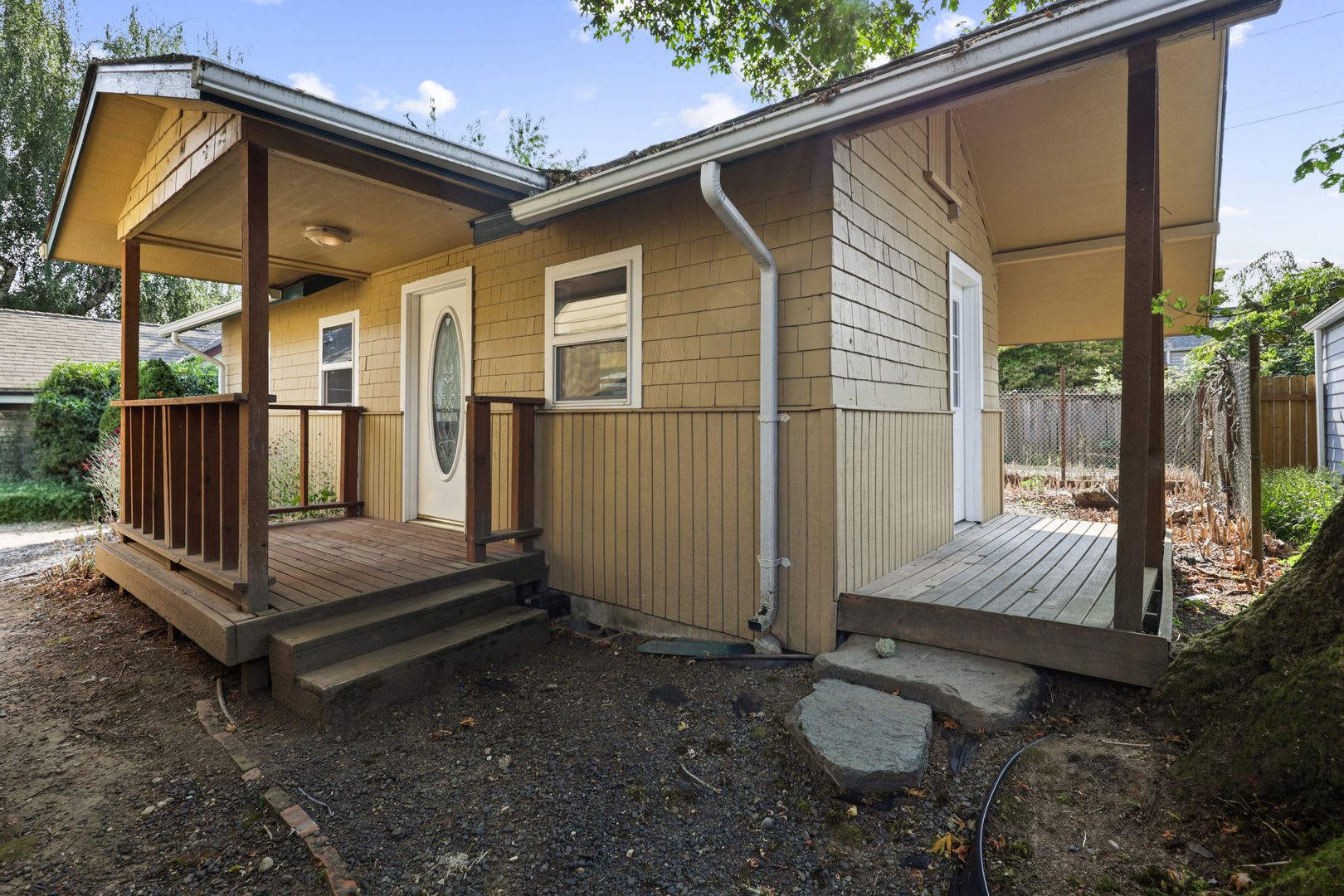 Fantastic location, move in ready! 1 bed, one bath, HUGE kitchen! – photo 2