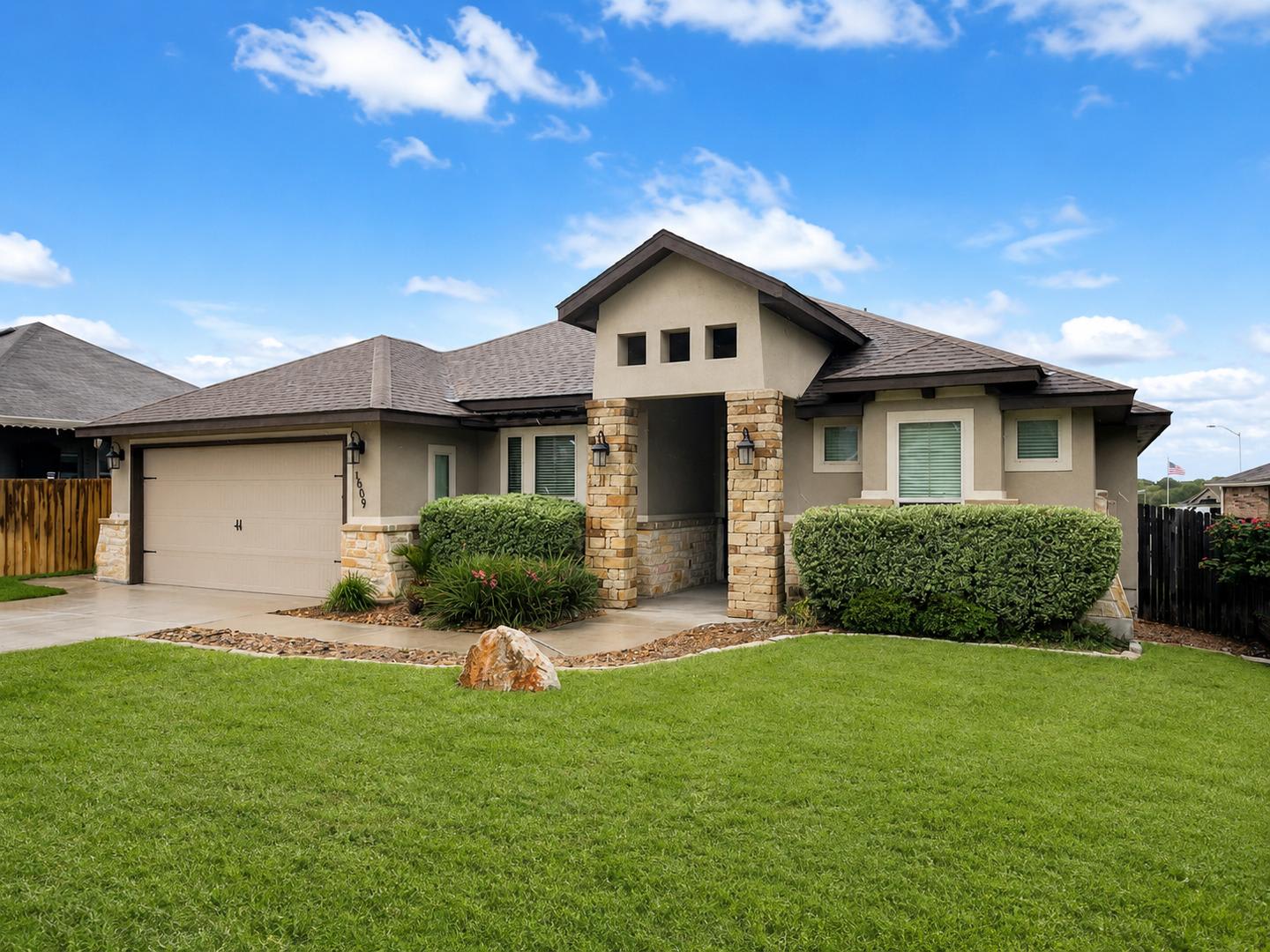 GORGEOUS 4 BEDROOM CUSTOM HOME FOR LEASE W/ TONS OF UPGRADES IN NEW BRAUNFELS, TX – photo 3