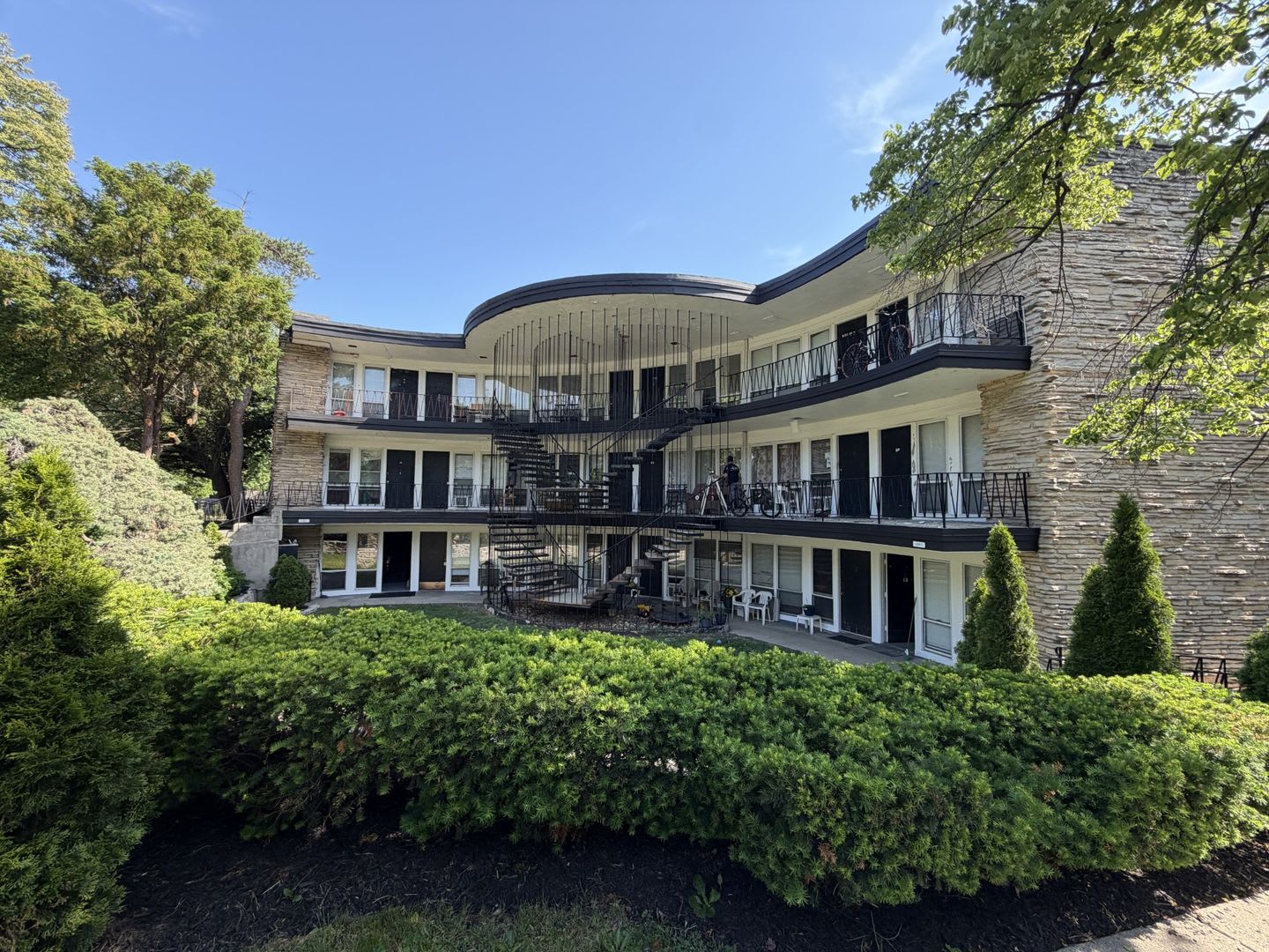 RENOVATED ONE BEDROOM APARTMENTS FOR $1,550.00 – photo 2