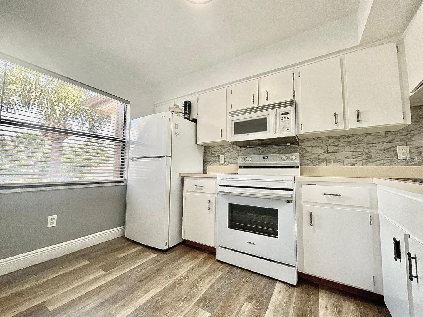 Spacious 2-Bedroom, 2-Bath Condo in Guard-Gated Community – photo 2