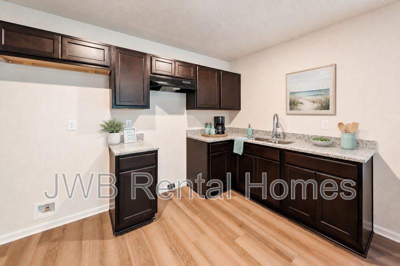 2811 Myrtle Ave #1 – photo 3