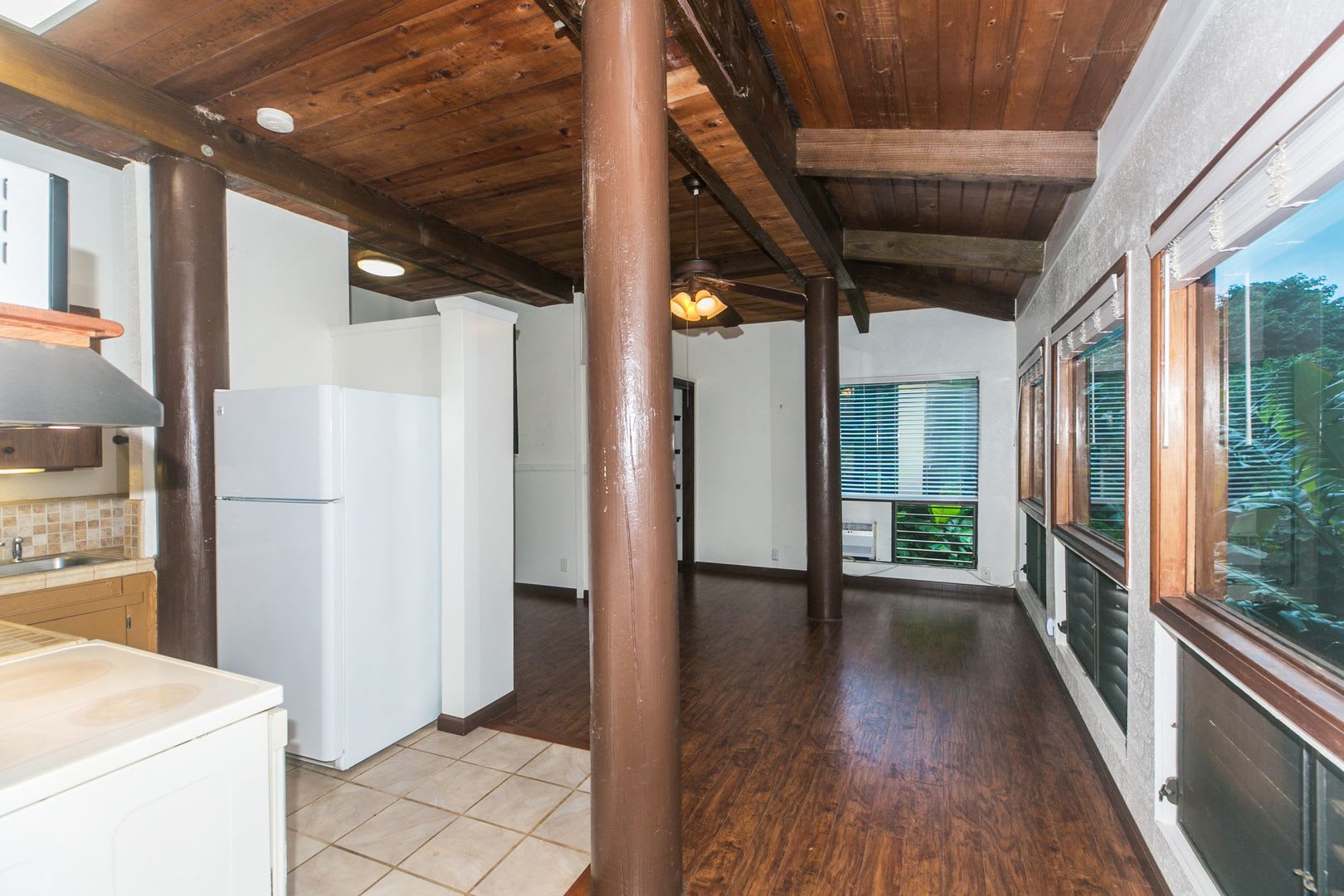 Pole House Studio Unit 1 700 Per Month Includes Electricity Sewer And Water – photo 3