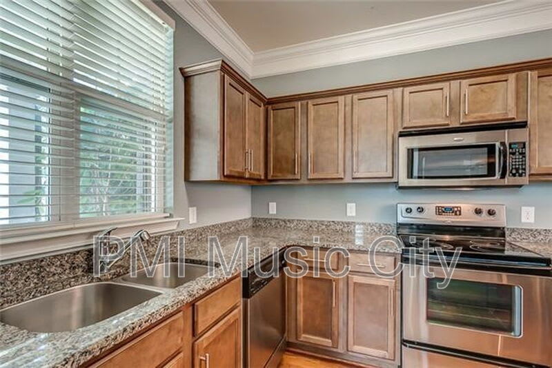 2324 Knowles Ave – photo 2