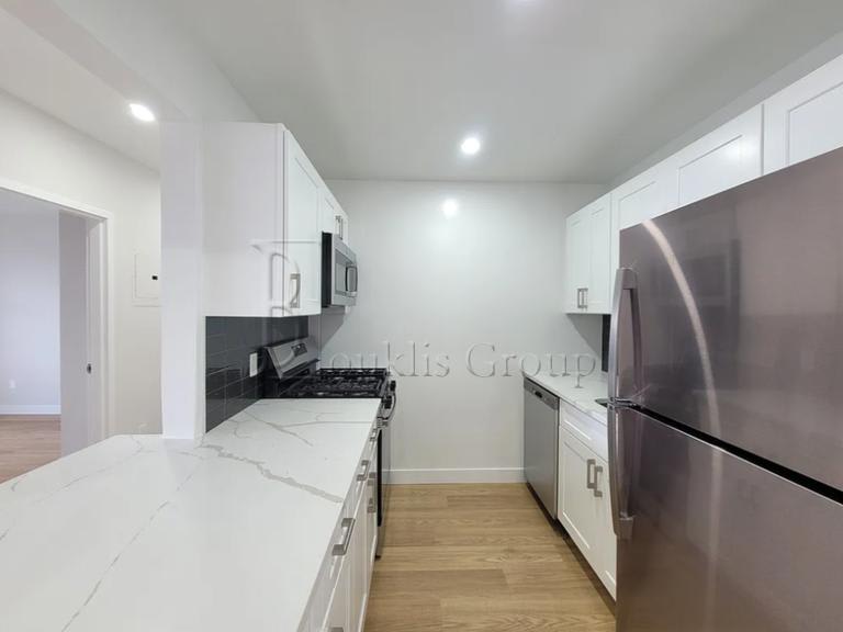 58 12 Queens Blvd – photo 1