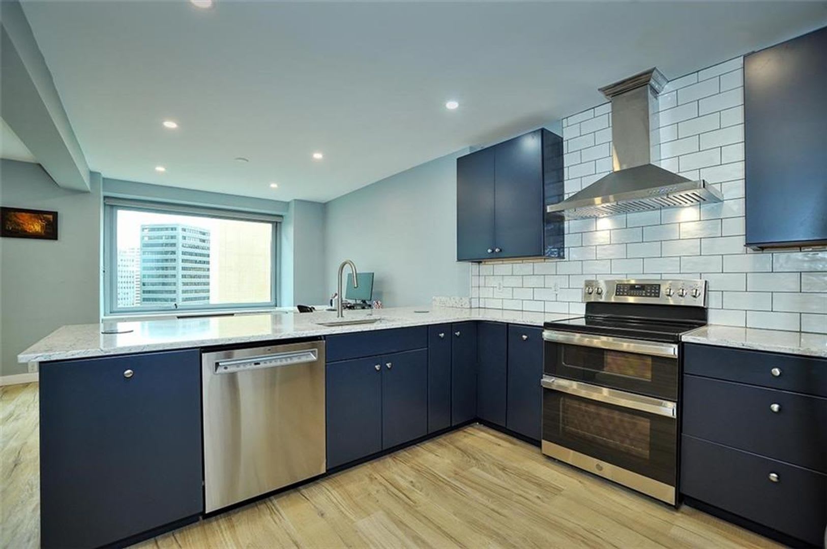 Ready Now! Stunning 12th-Floor Condo with Incredible City Views! – photo 2