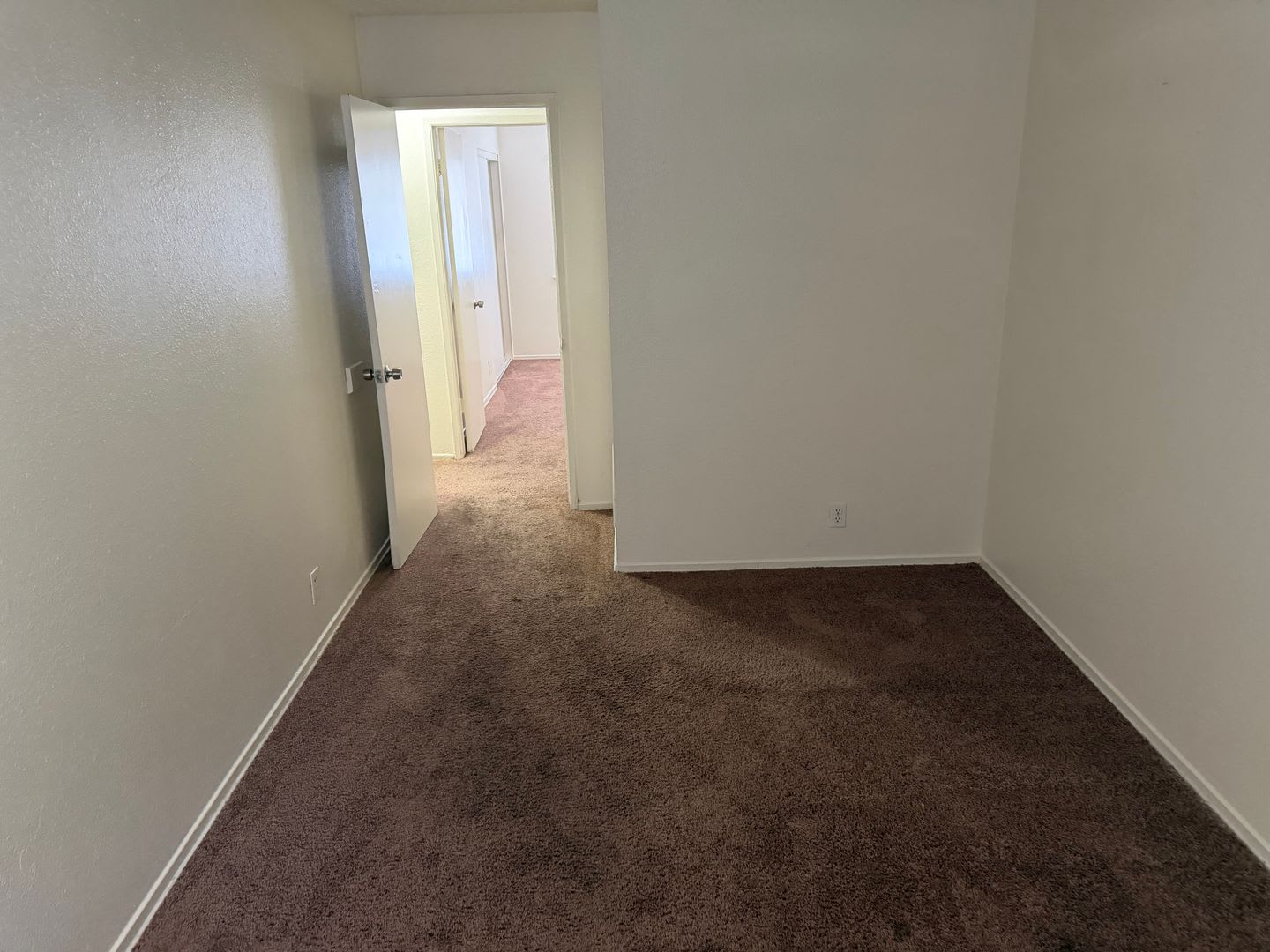 2STORY TOWNHOUSE 4BED, 1 1/2 BATHS – photo 5