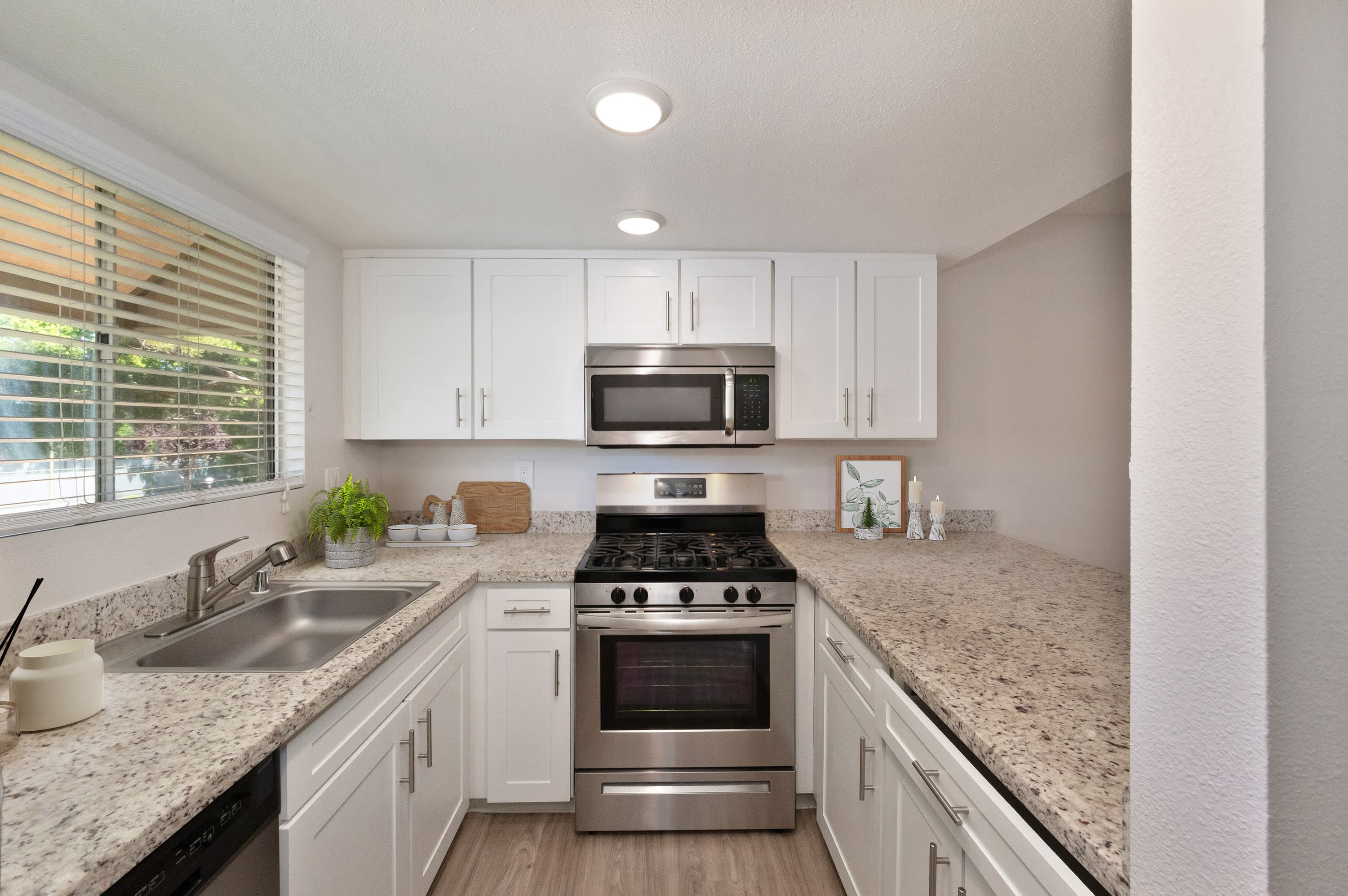 West Oaks Apartment Homes – photo 4