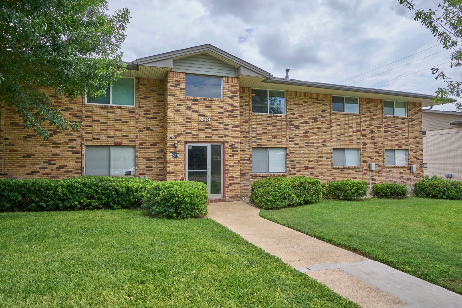 Excellent location! First Floor Condo in NEISD ready for move in Now – photo 1