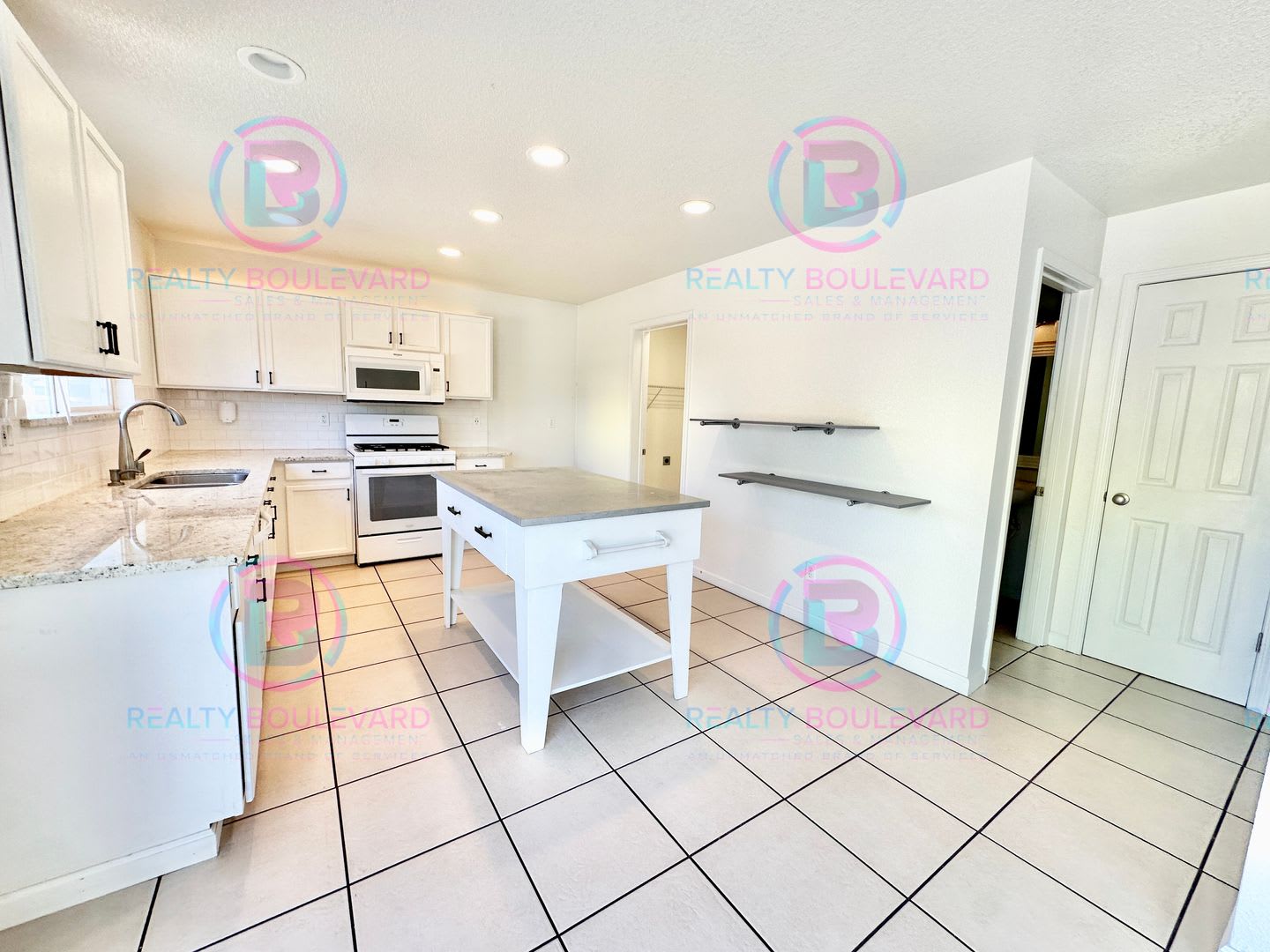Gorgeous 4BR Home with Granite Counters, Open-Concept Living & 2 car garage – photo 2
