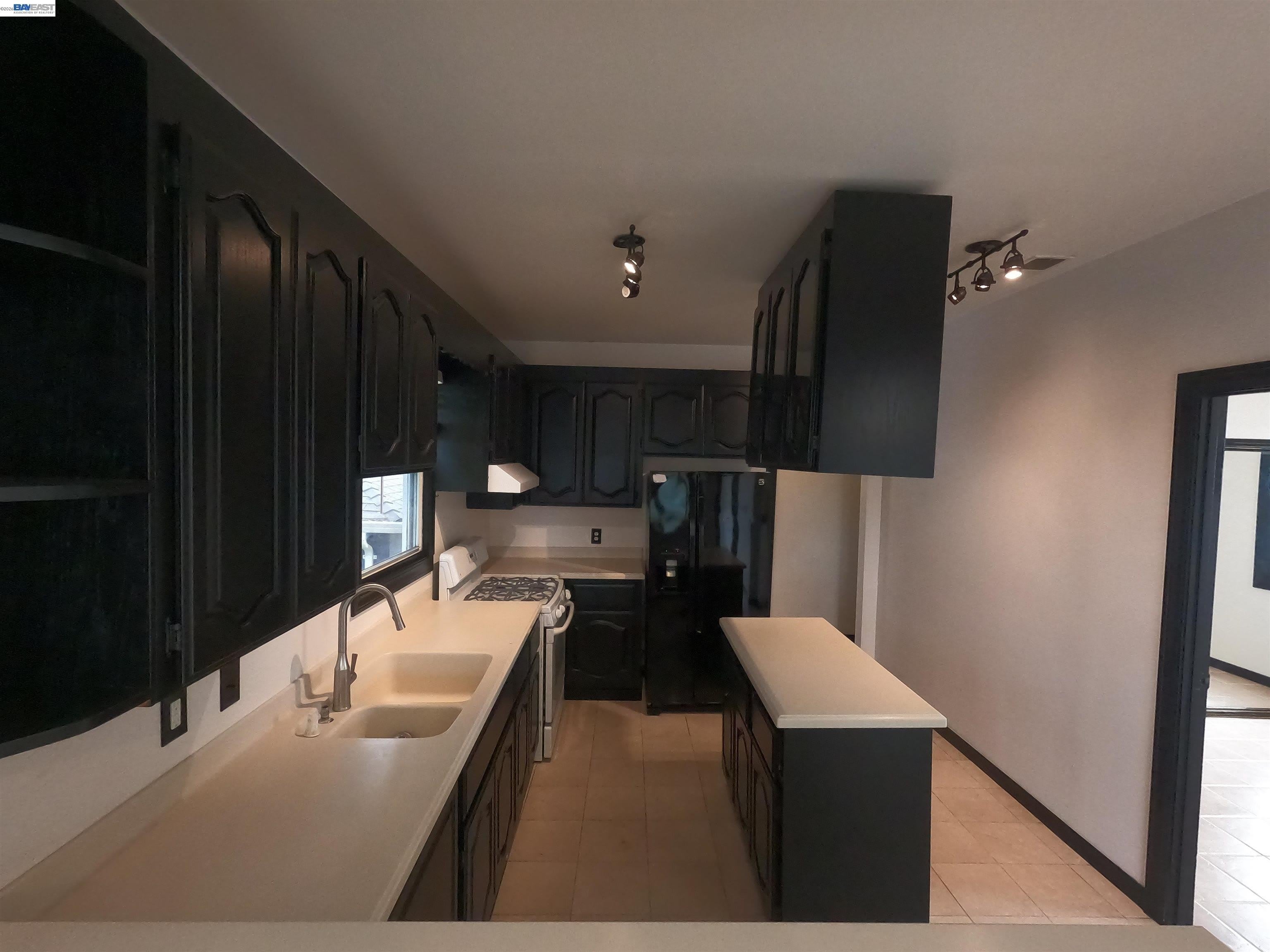 692 45Th St – photo 2