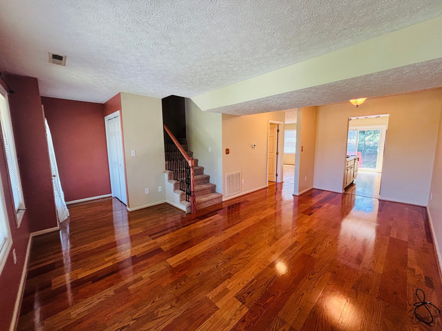 Nicely Appointed 3 Bedroom 2 Bath Townhome – photo 4