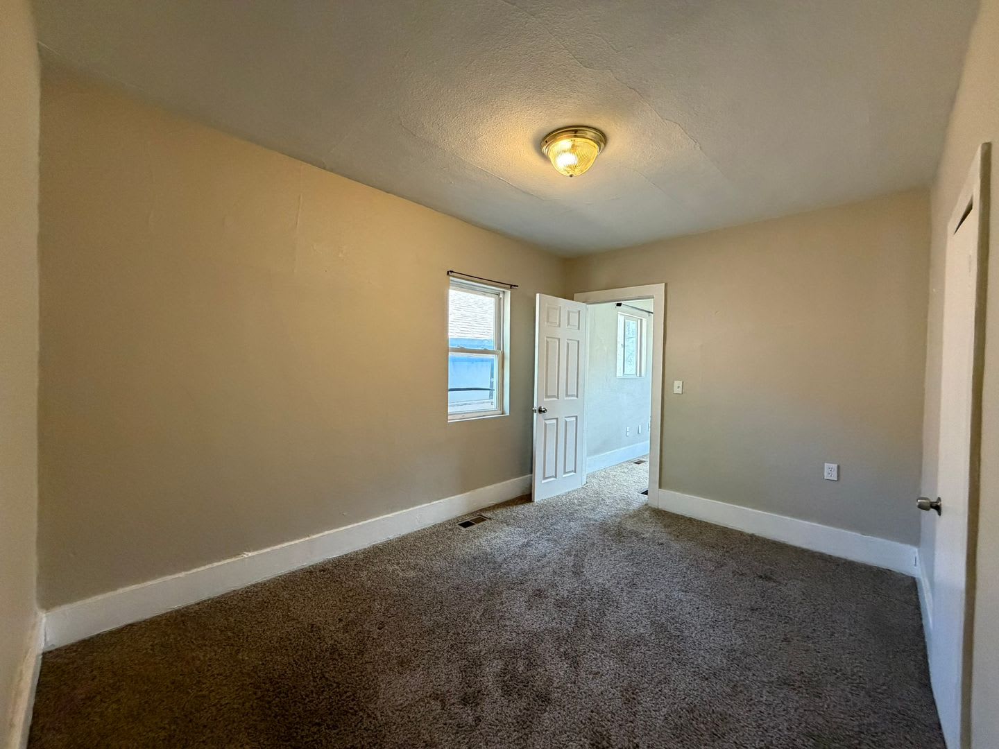 $ 1475.00 Escape Apartment Life! Downtown Cottage with yard! – photo 5