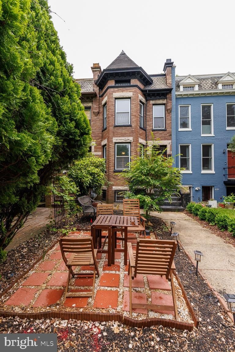 1437 E CAPITOL Street SE – photo 1