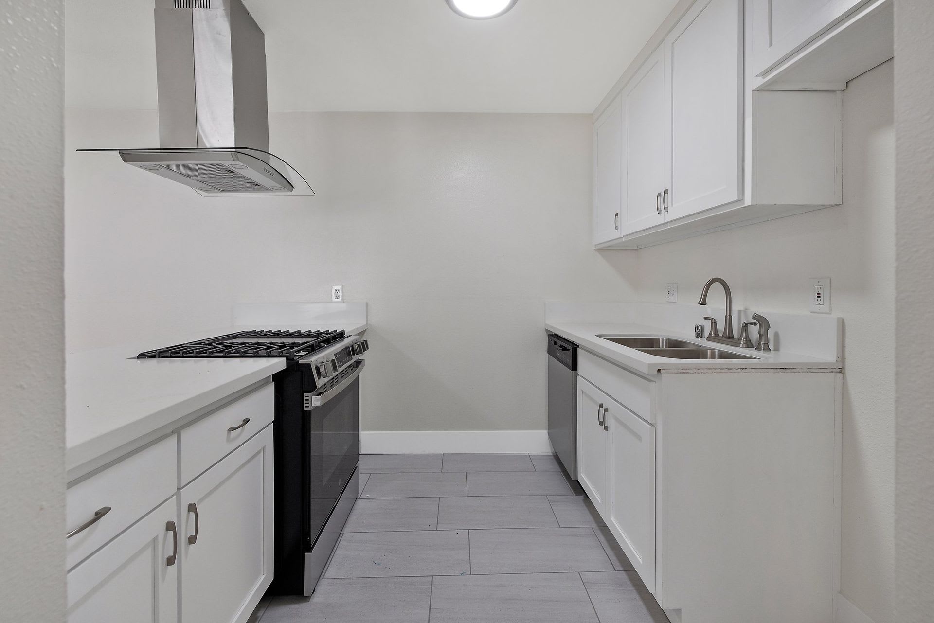 MOVE IN READY! 2 WEEKS OFF!! NO APP FEE! UPSTAIRS UNIT WITH BALCONY! – photo 4