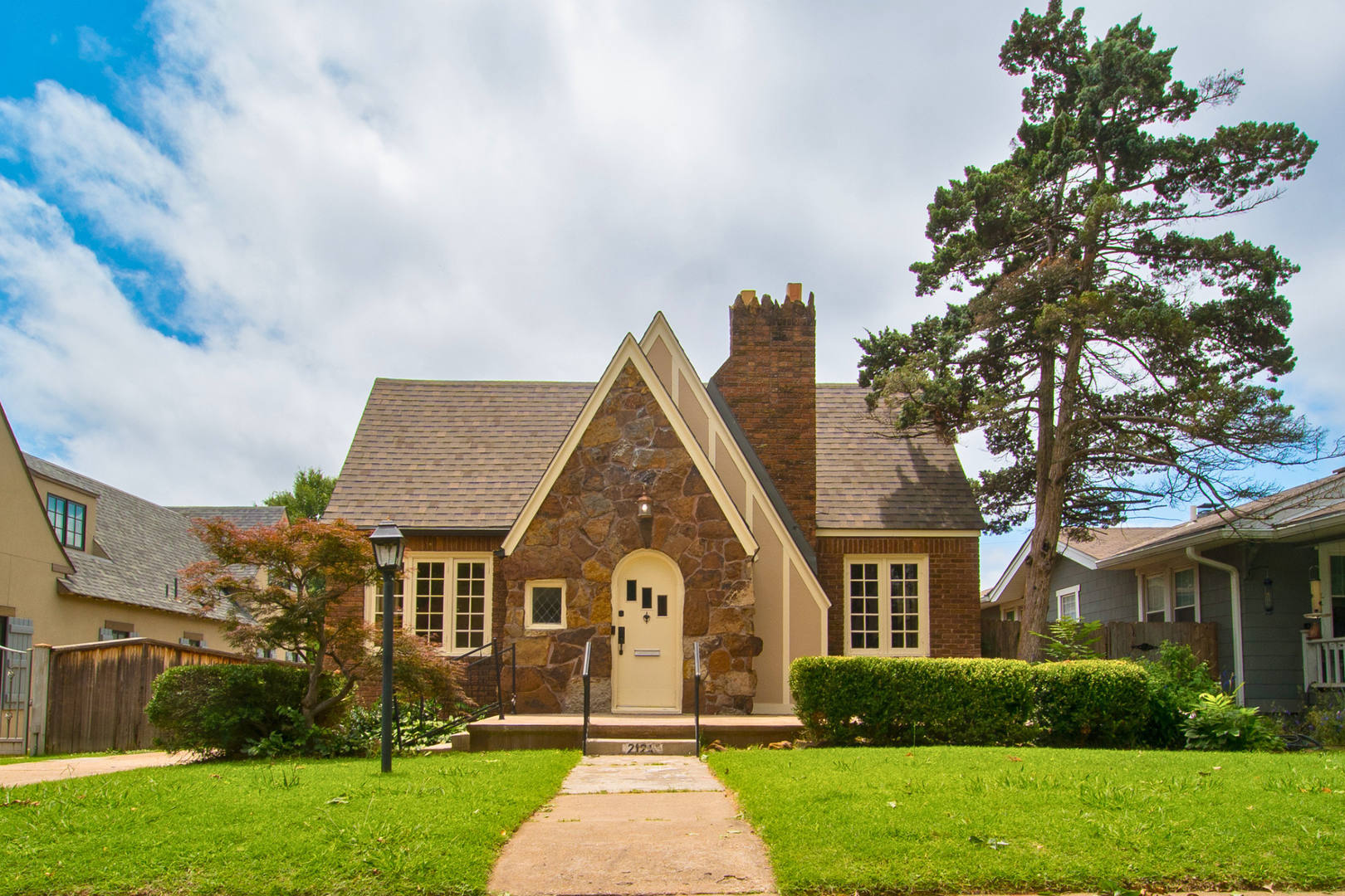 2124 E 19th St – photo 1