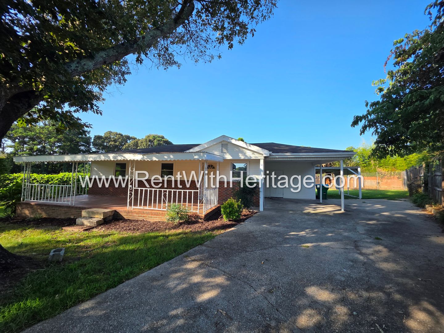 Grandpa's Bungalow /Open Floorplan / 3bd / 1 Bath / Huge Welcoming Front Porch/ Great Location – photo 3