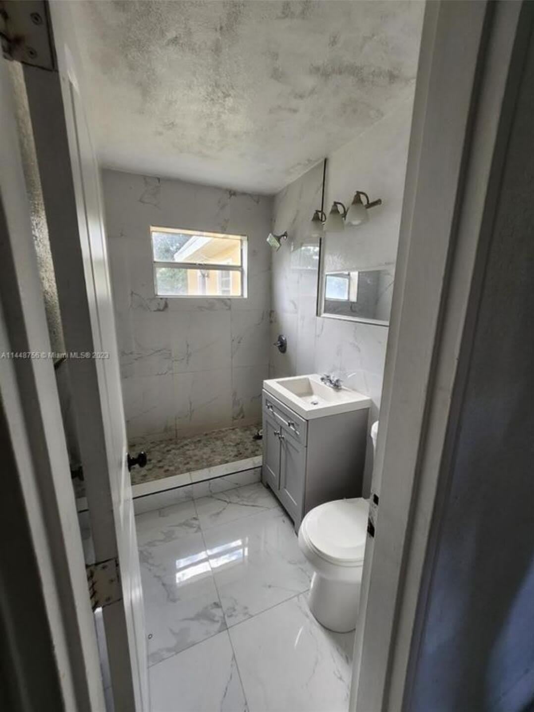 1420 N 70th Avenue – photo 3