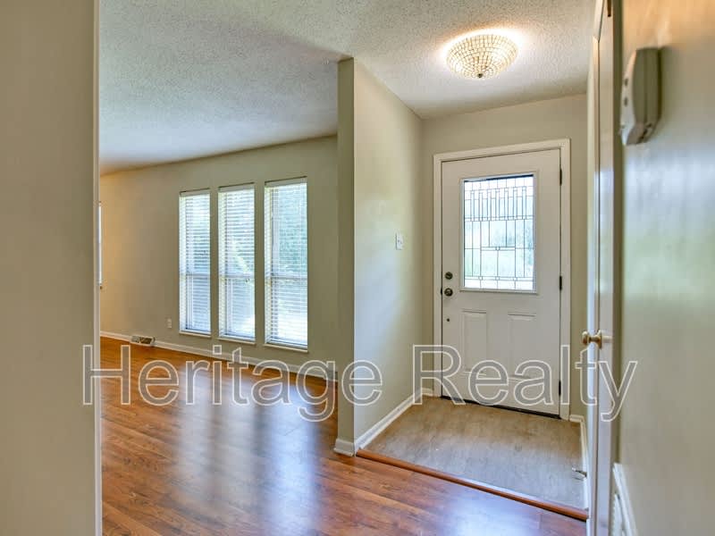 402 Harrow Road – photo 4