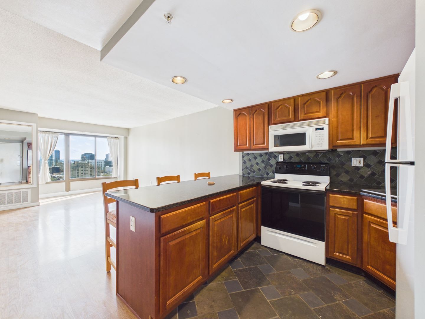 Bright Junior One Bedroom In Cityview North Tower W Parking – photo 2