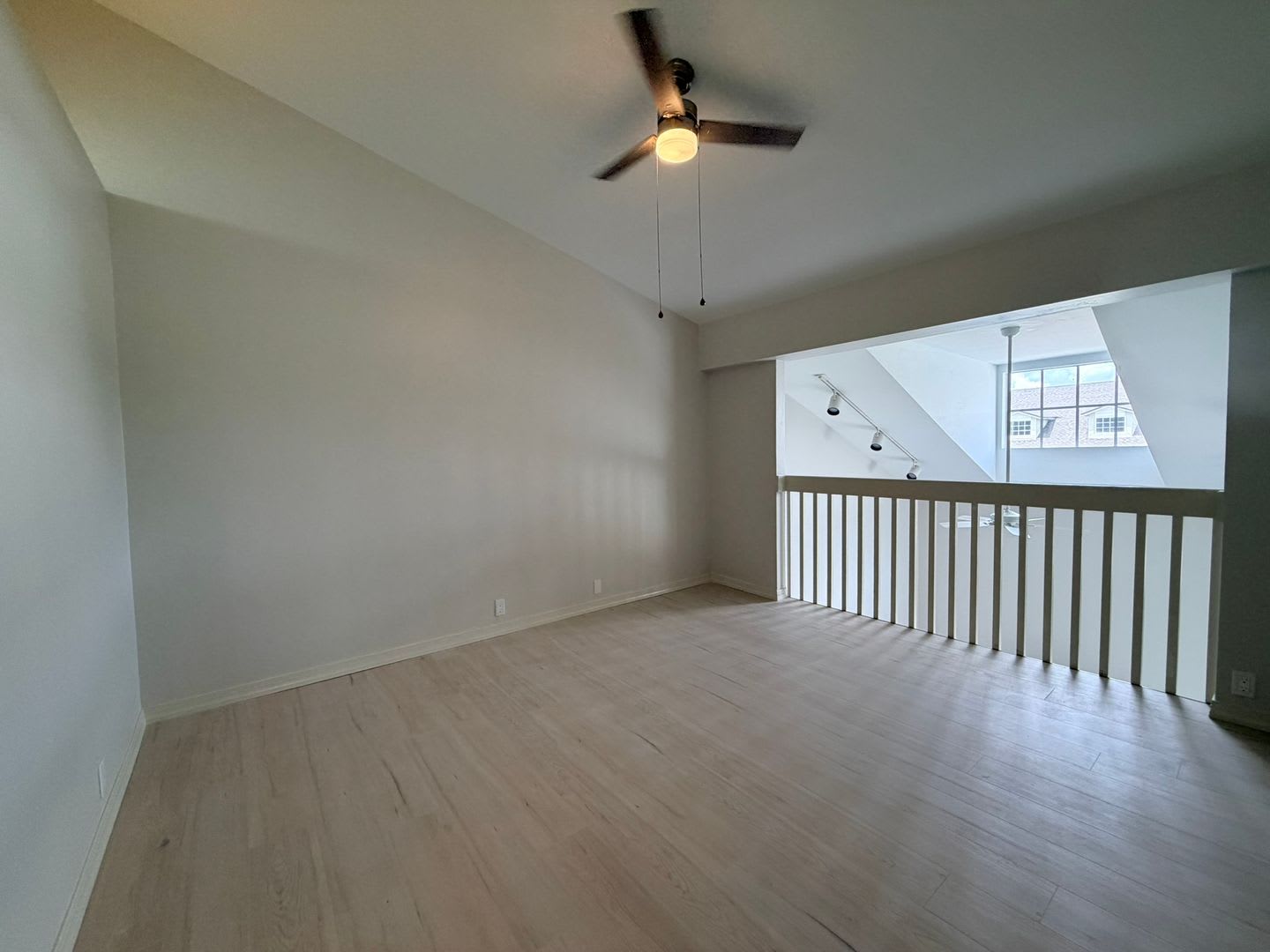 Beautiful Remodeled Townhome – photo 5