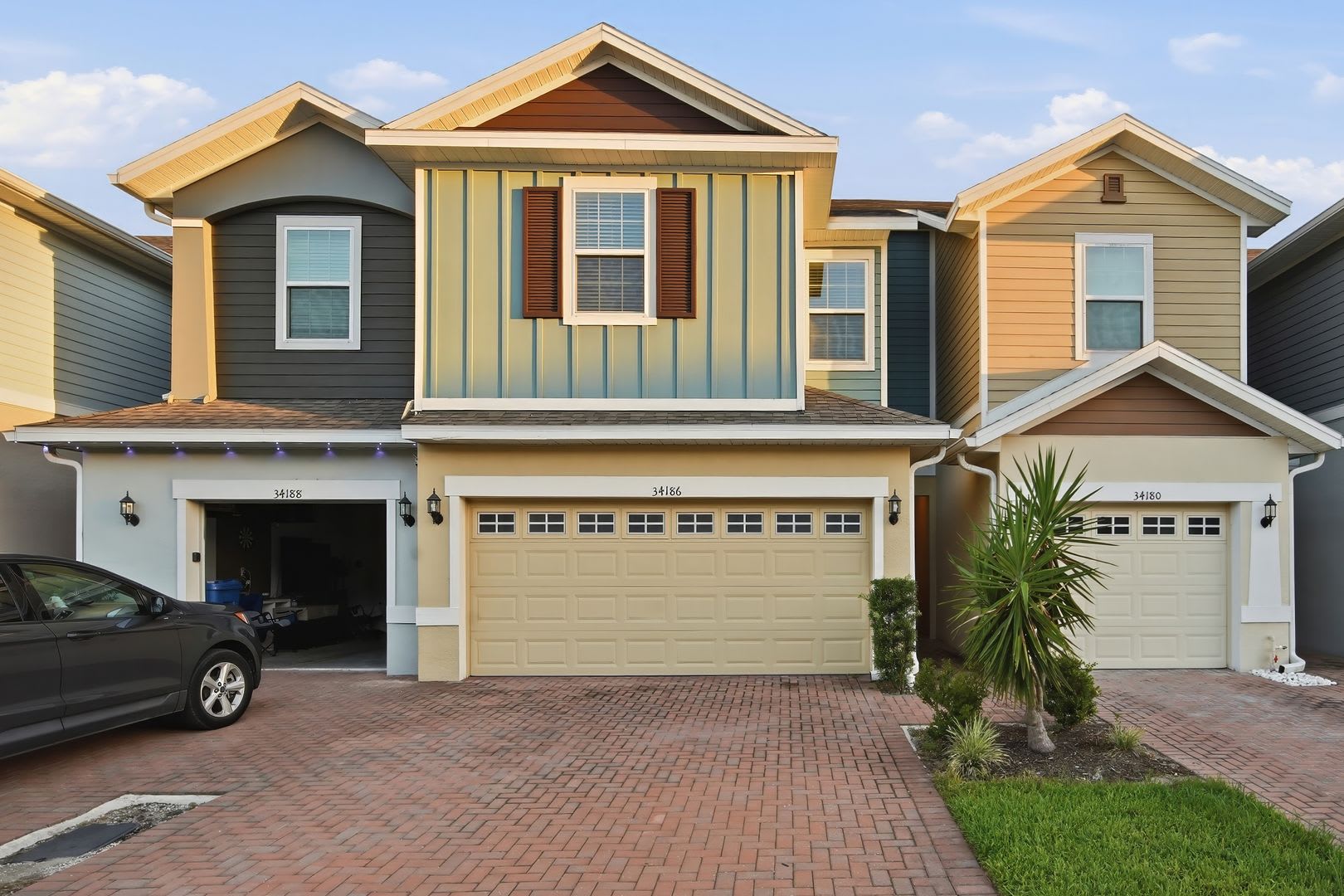 Well laid out 3 BDS/ 2.5 Bths Townhome with many upgrades centrally located! – photo 1