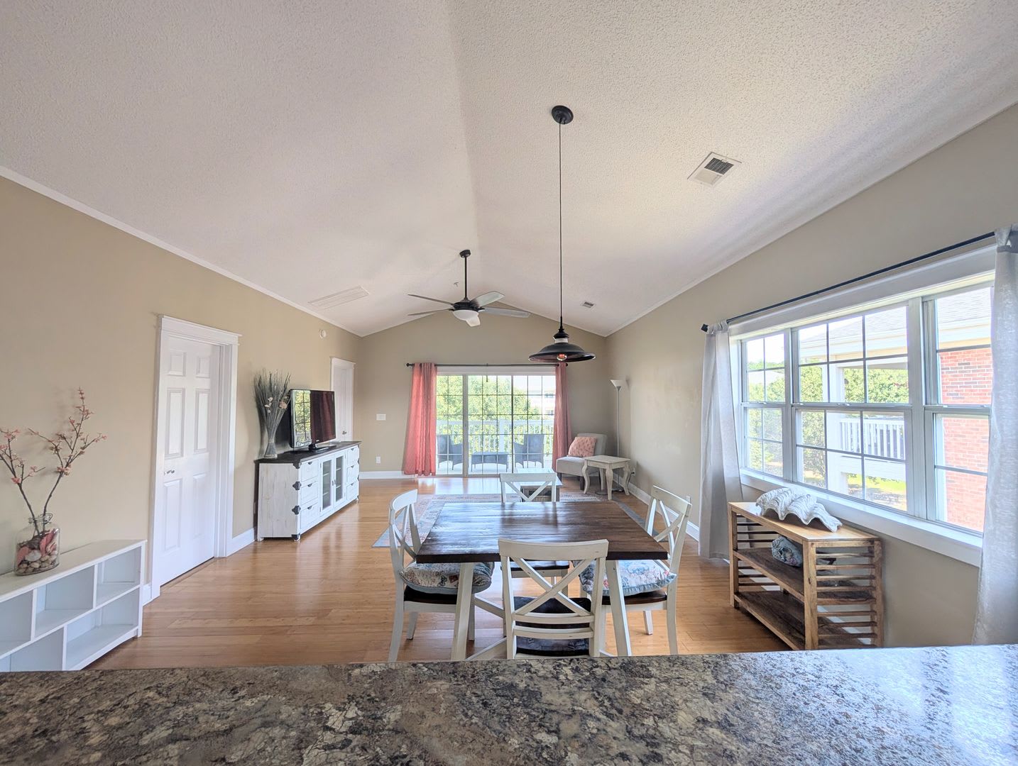2 Bed 2 Bath Condo – photo 2
