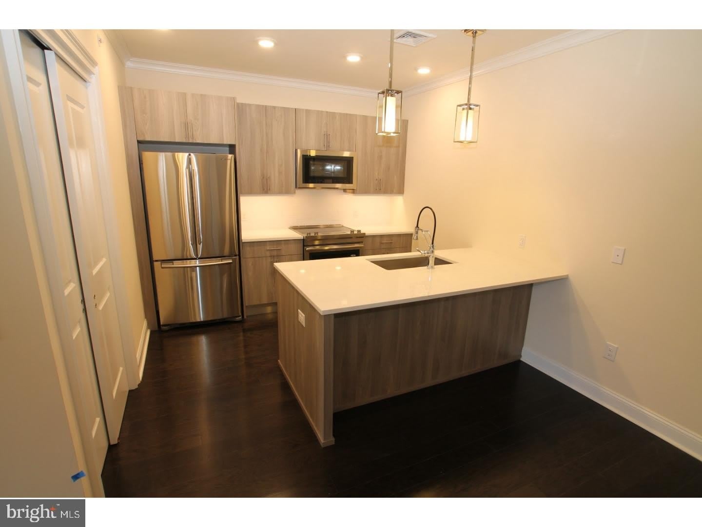 200 N SYCAMORE Street – photo 4