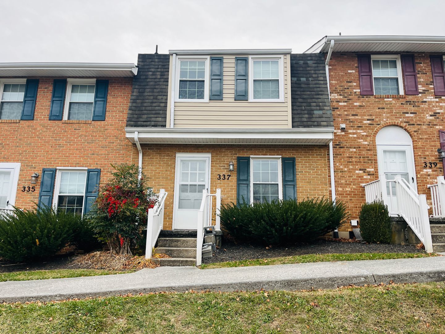 2 Bedroom, 1.5 Bath Townhouse – photo 2