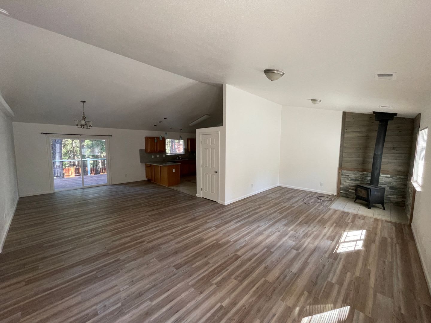 3 bedroom 2 bath home in Magalia, attached garage, pet friendly, fenced back yard – photo 3