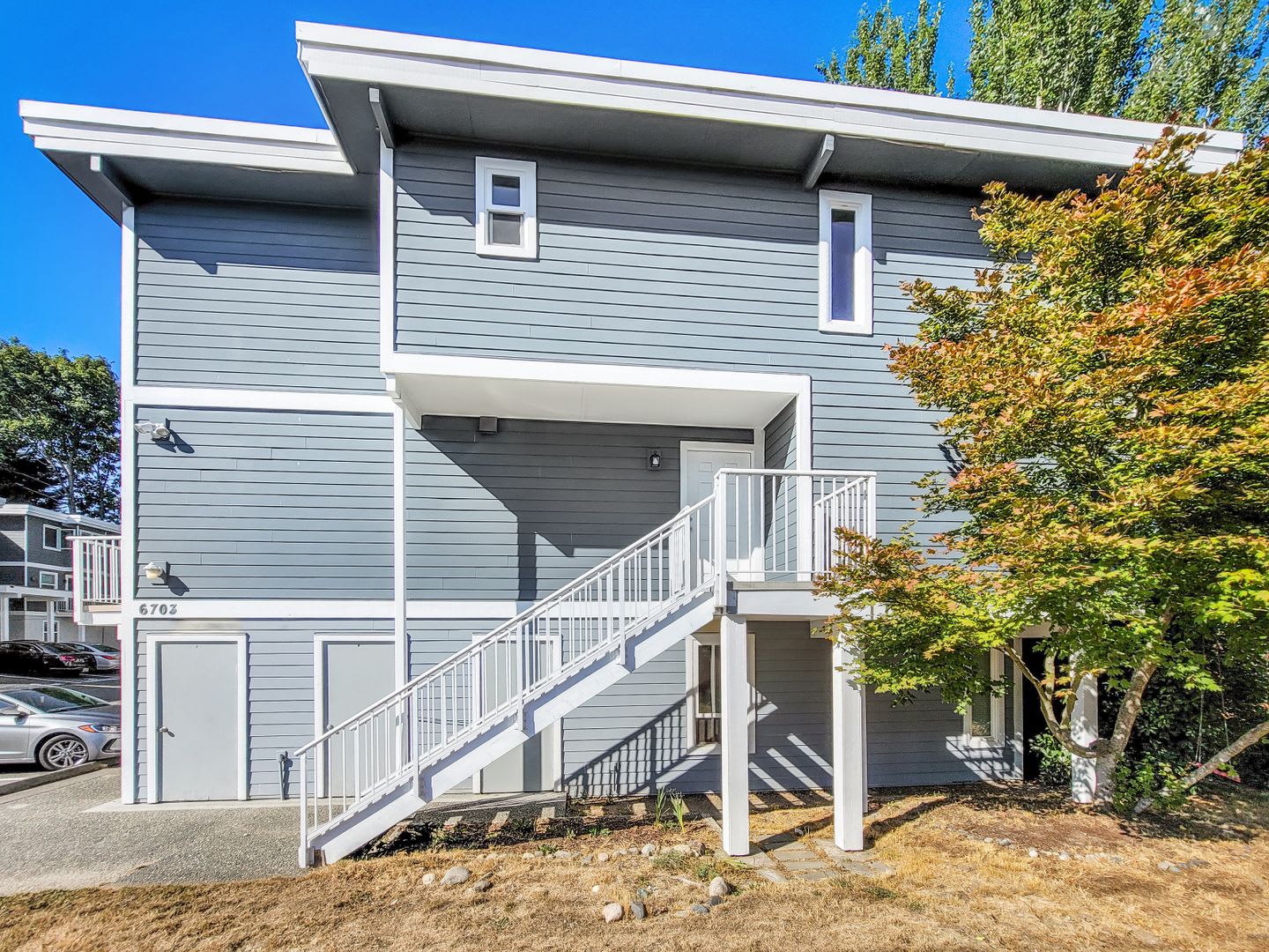 Bright End-Unit Townhome Across from Edmonds College – photo 2