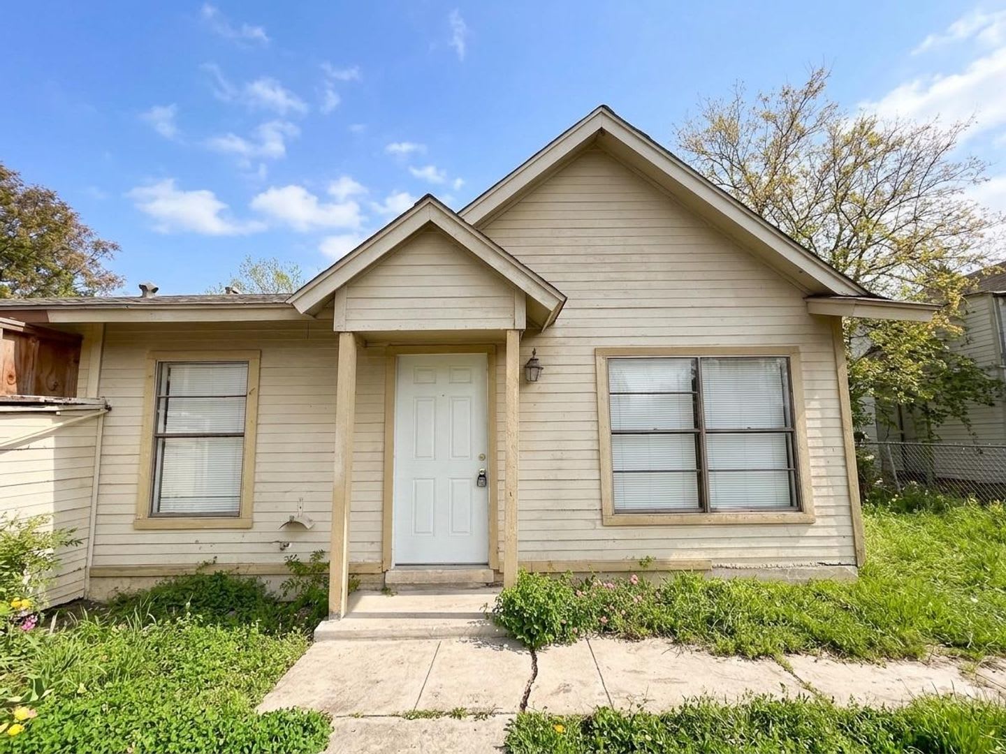 Pet-Friendly 2BR Home with Fenced Front & Backyard! – photo 1