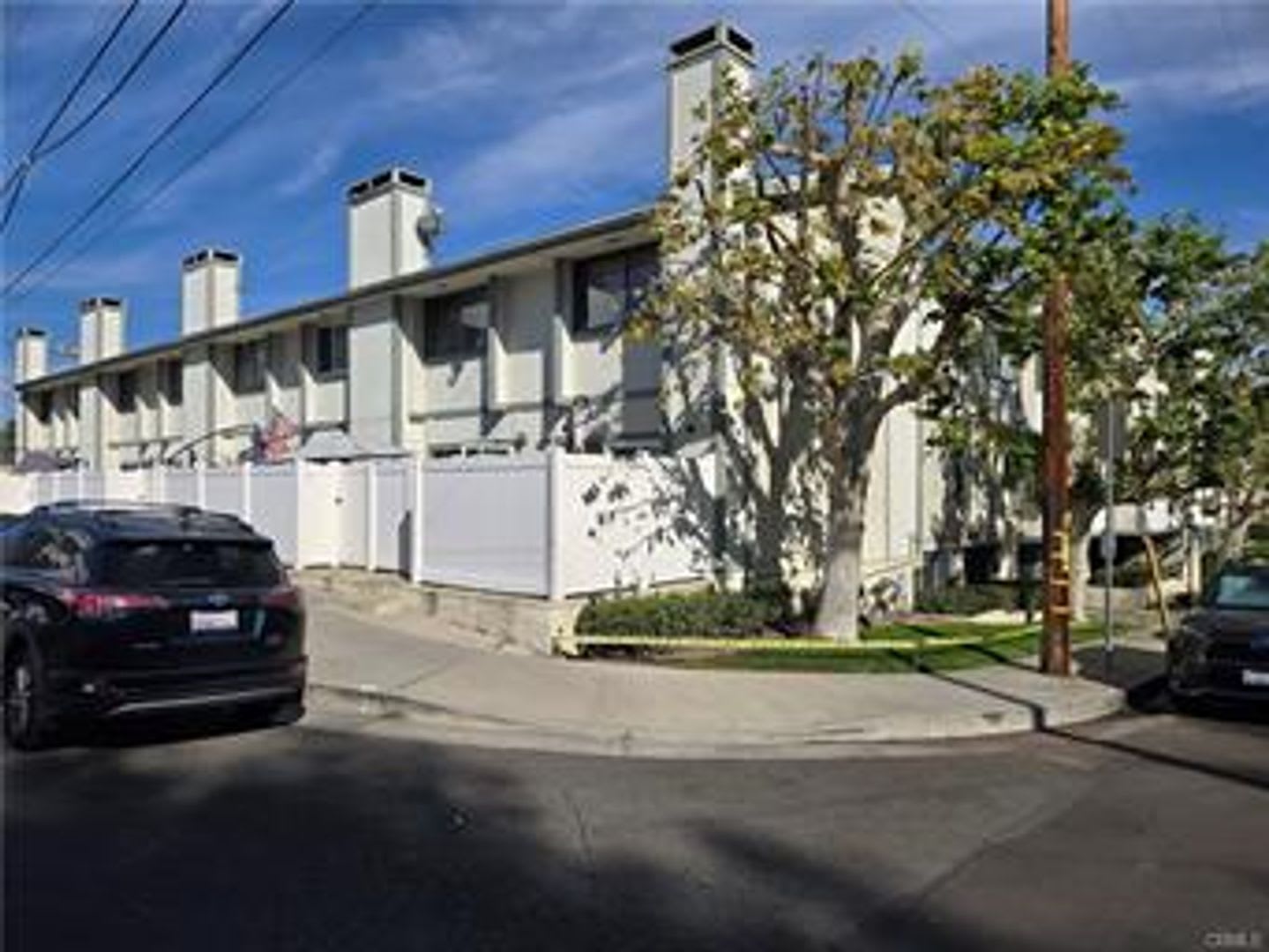 Calabasas 2+3 with bonus room located in a great community – photo 1