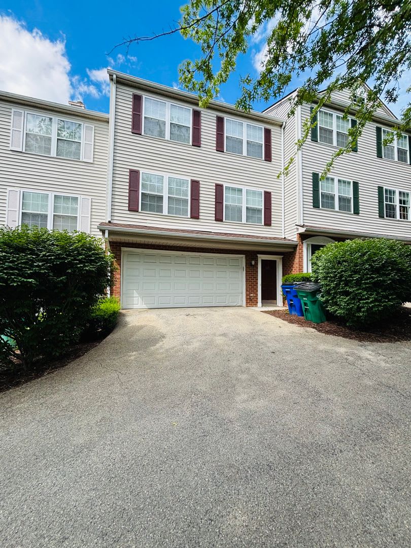 3 Bedroom 2.5 Half Bath Townhouse with 2 Car Garage – photo 2