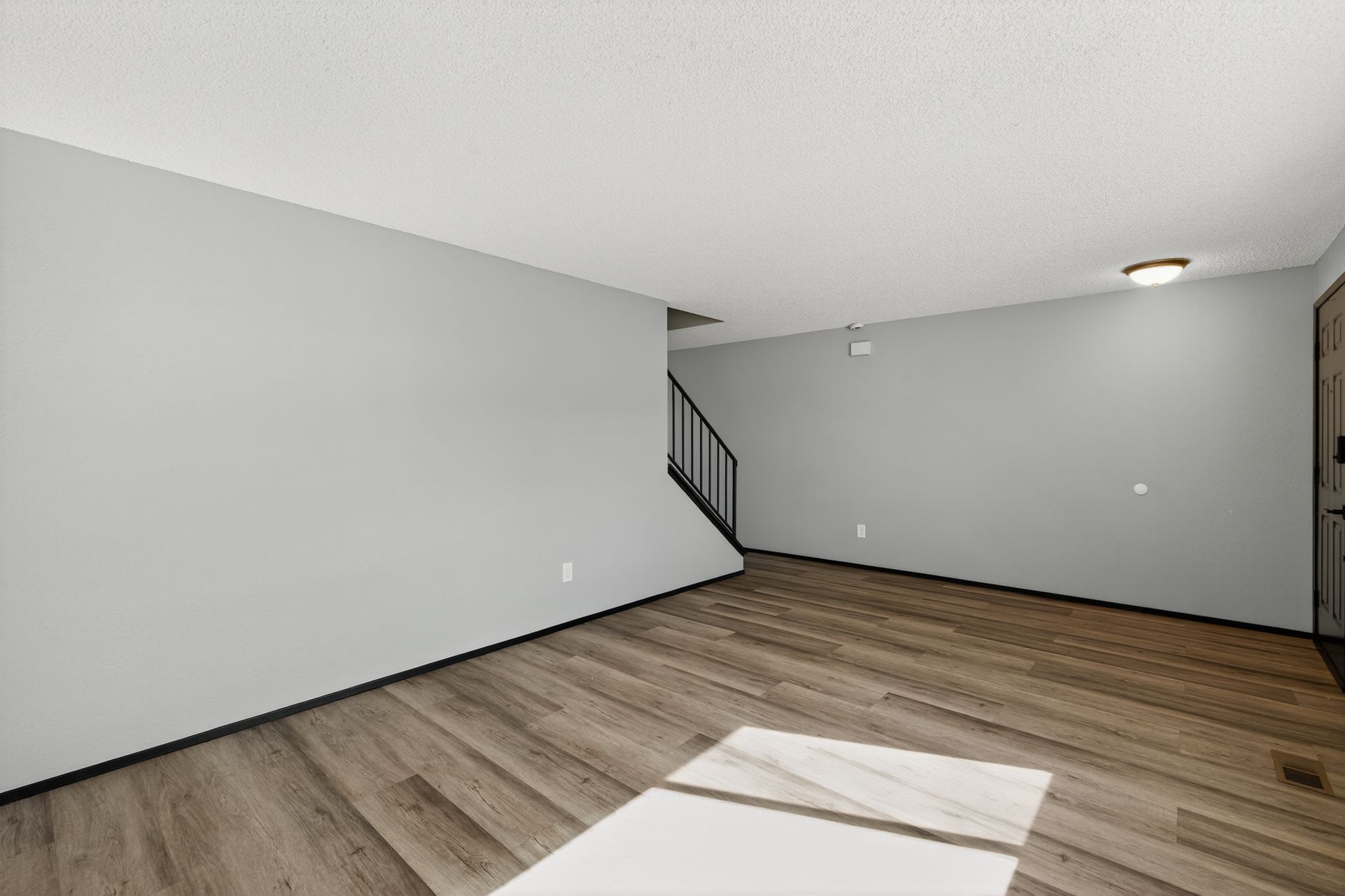 912 Algona Boulevard North – photo 2