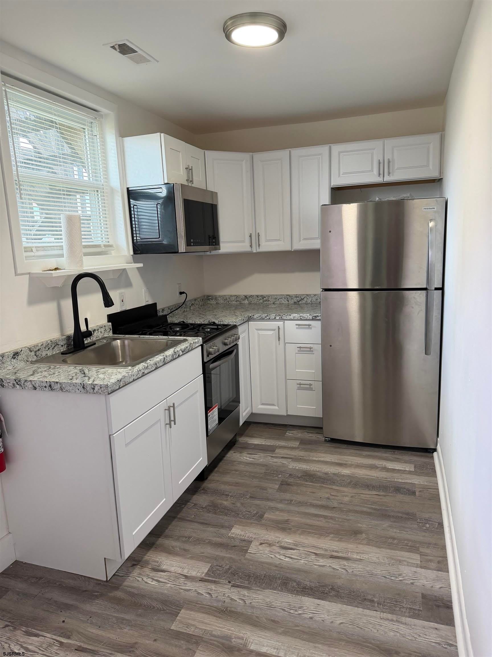 24 N Vermont Ave – photo 3