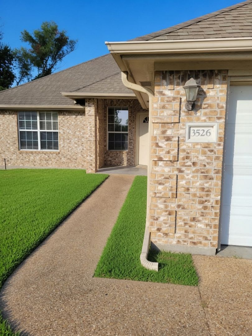AUGUST 2026 PRE-LEASE!! Adorable 4 Bedroom 2 Bathroom Home – photo 2