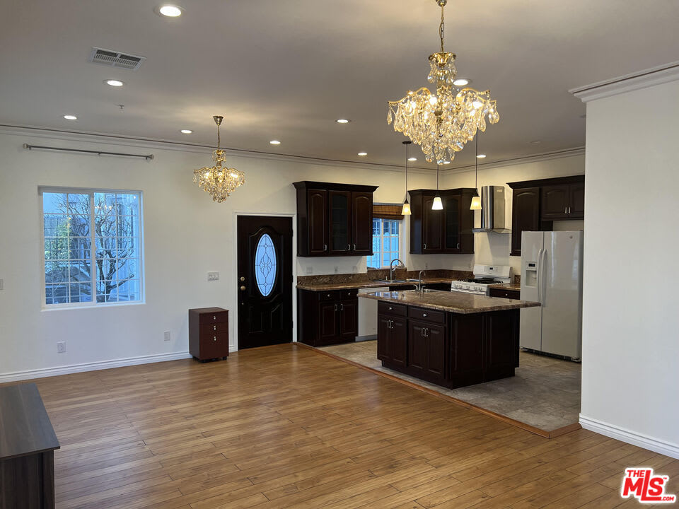 4626 Noble Avenue – photo 1
