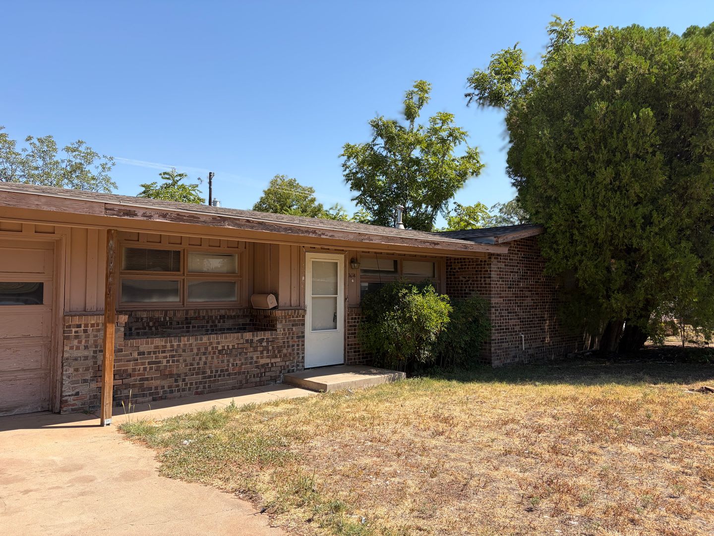 Spacious 3-Bedroom Home in a Convenient Lubbock Location – photo 2