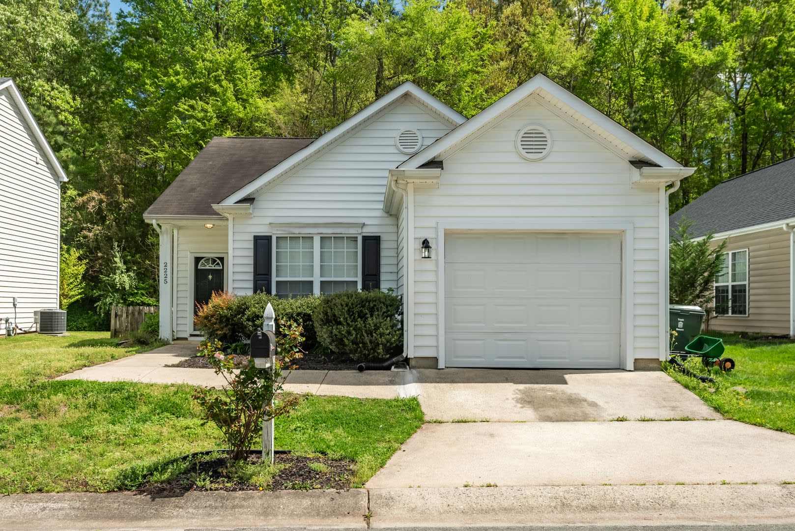 Charming 3 bedroom, 2 bathroom Ranch-style home – photo 1