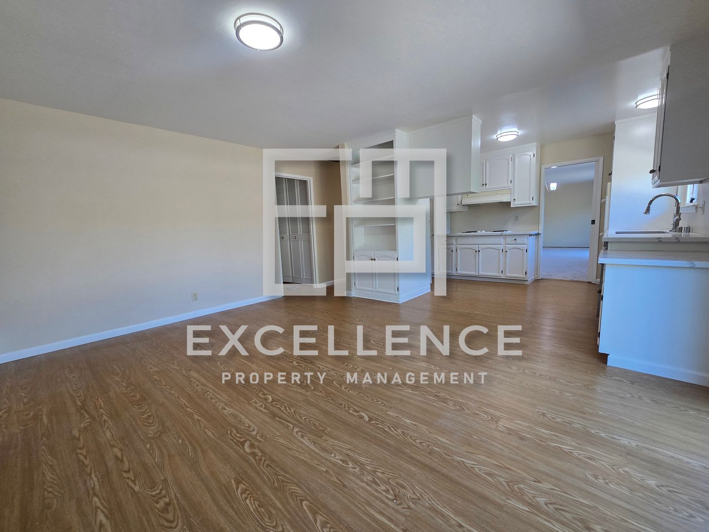 Pet Friendly 3/2 House with Quartz Counters, AC, Hardwood Floors &amp; 1700+SF – photo 4