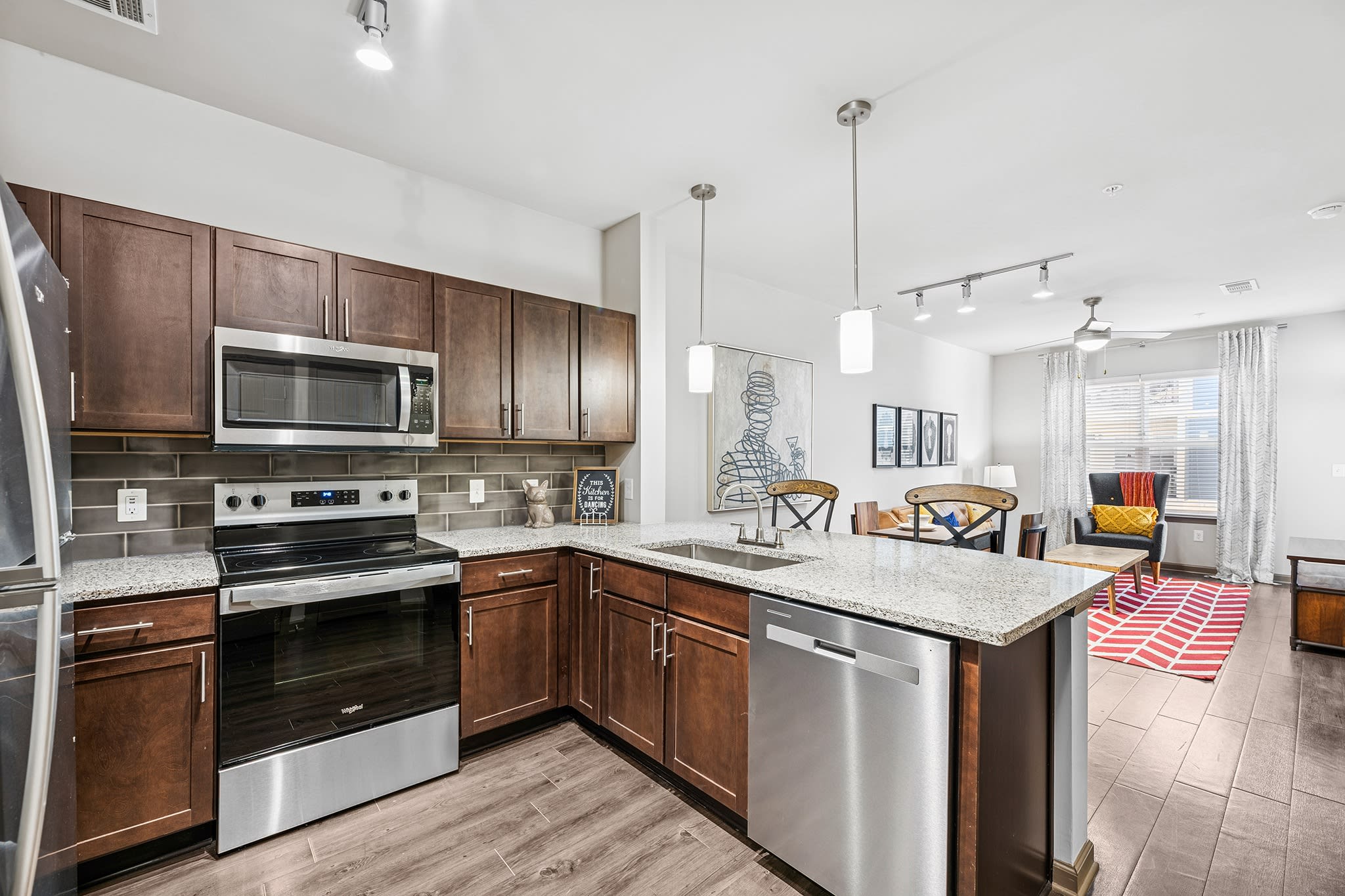 909 Flats – photo 1