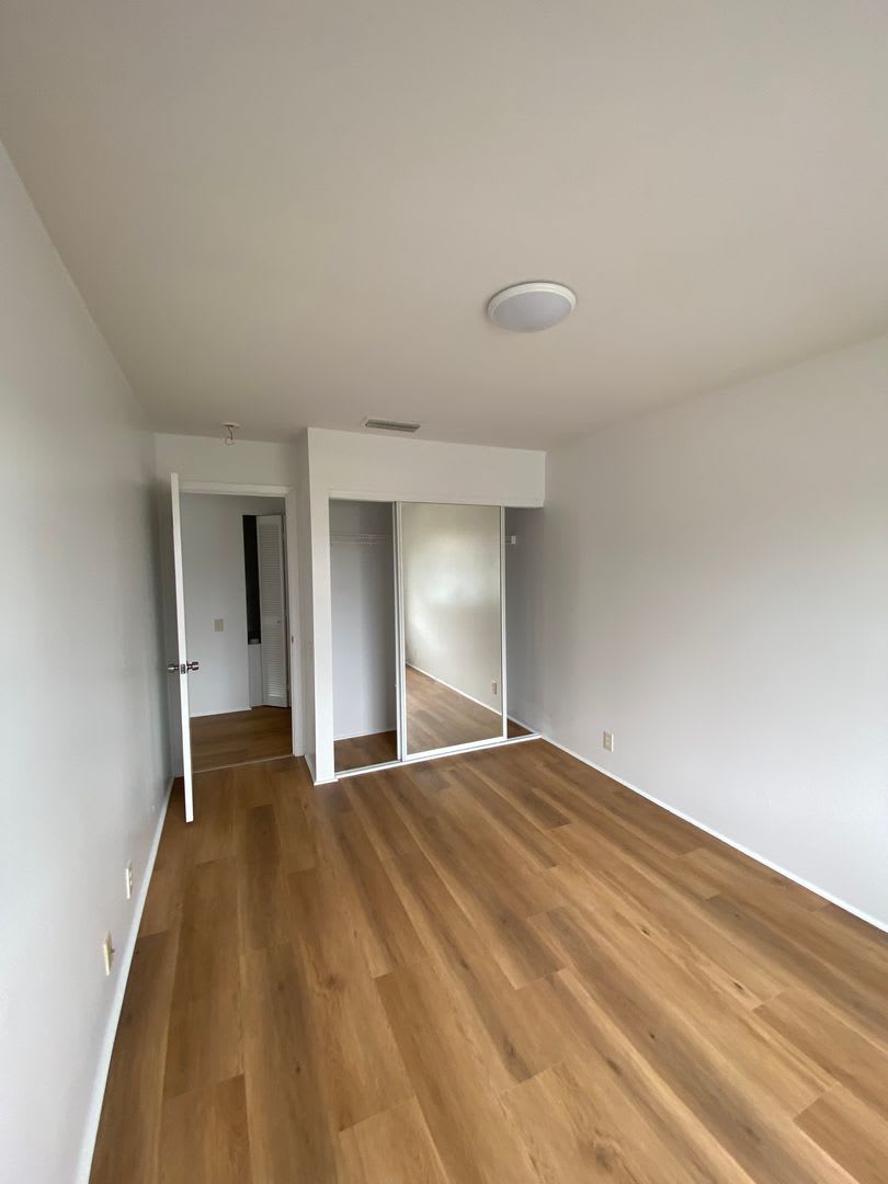Updated 3 Bedroom, 2 Bath Pet Friendly Home with a Garage, Yard, and Central AC – photo 3