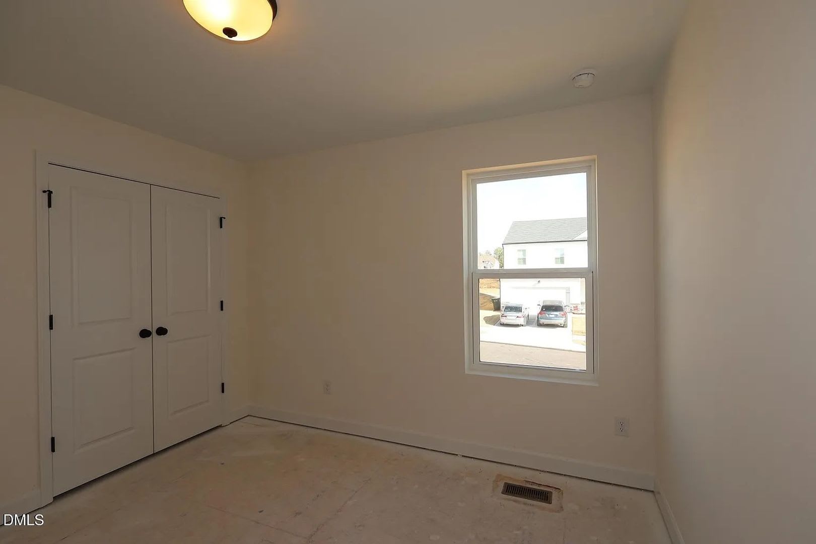Room in 5 Bedroom Home at Dimaggio Dr – photo 3