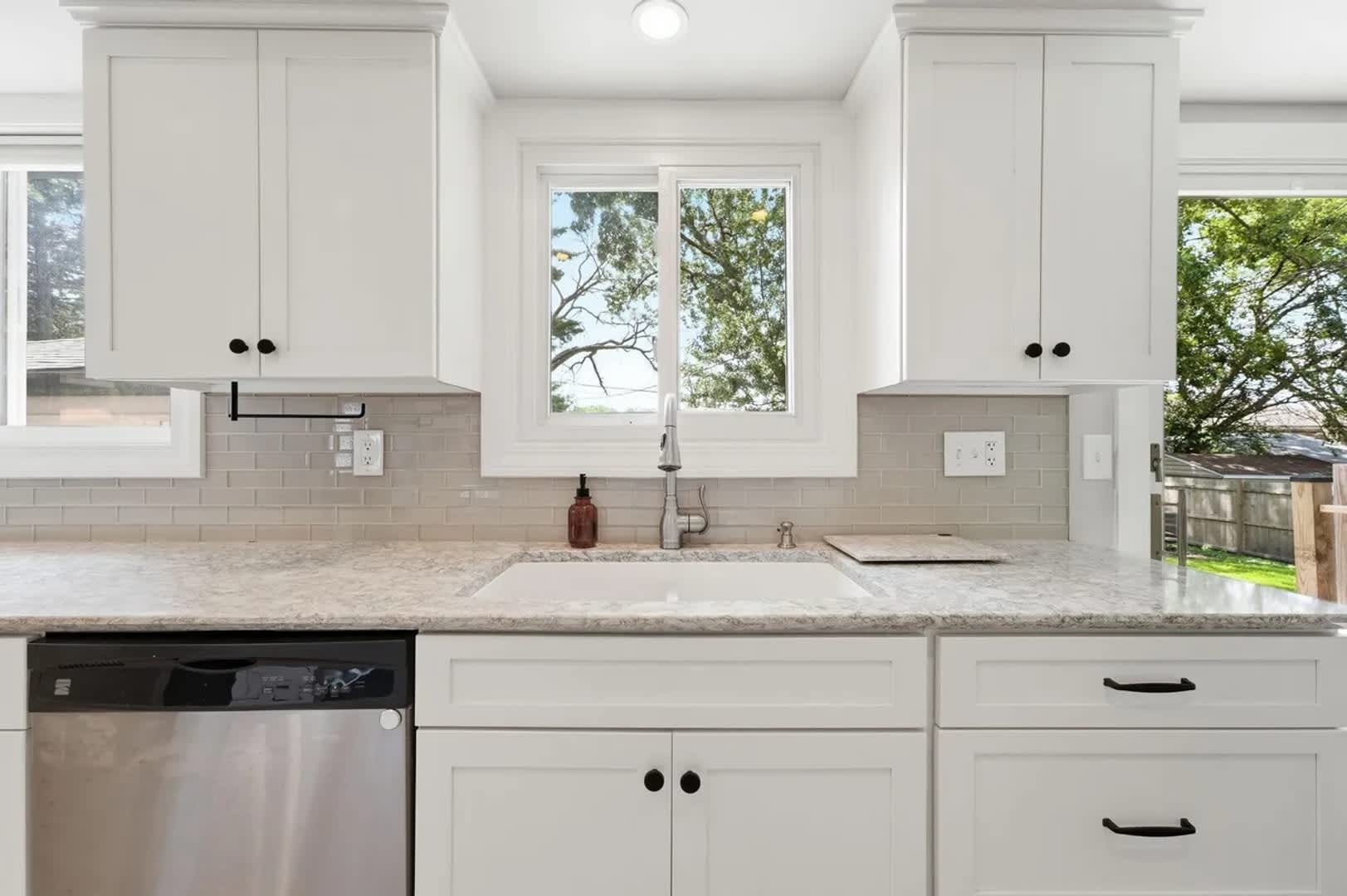 Fully Renovated 4 Bed – photo 2