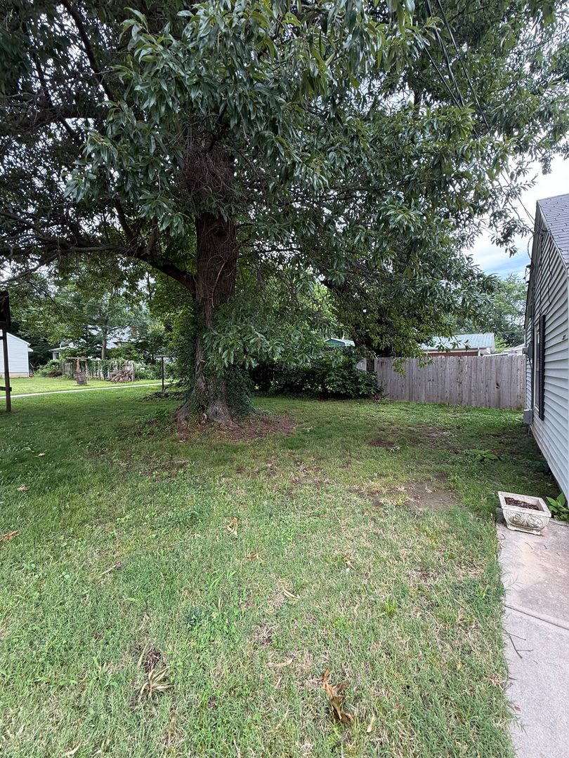 Charming 2 bedroom 1 bath home on large corner lot in desirable part of Springfield – photo 3